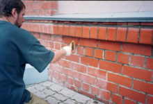 Фото - Чем покрасить кирпичный дом снаружи: выбор материалов и нюансы их нанесения